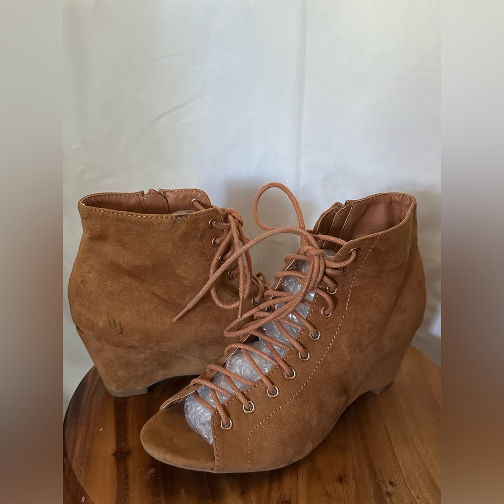 44- Mark & Maddux Lace Up Brown Ankle Boots Size 5.5